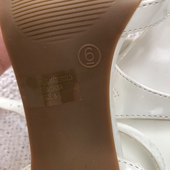 Wild Diva , size 6 white dress shoes, chunky heel, strappy shoes. New - Picture 6 of 7